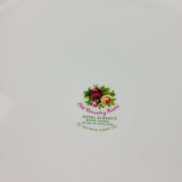 Royal Albert Old Country Roses Dinner Plate Fluted Edge Pretty Gold Trim England - Picture 7 of 10